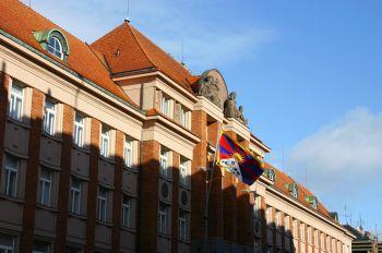 Tibetská vlajka na budově KÚPK