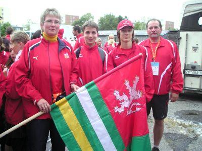 Vlajkonoška výpravy PK Barbora Horáčková a radní PK Jiří Struček