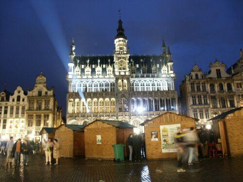 O půlnoci 30.4. 2004 se uskutečnila velká Light show na náměstí Grand Place.