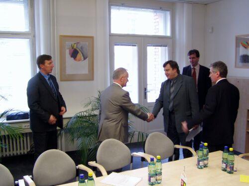 Zástupce hejtmana Vladislav Vilímec vítá členy delegace ze Sverdlovské oblasti